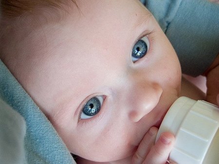 El biberón de ayuda para las madres