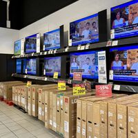 Carrefour deja casi a precio de liquidación un Smart TV Samsung 4K MiniLED de 75" ideal para salones grandes y luminosos 