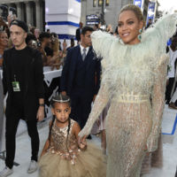 ¿Llevar a una niña a la alfombra roja? Beyoncé apareció de la mano de su hija que vestía un traje de 9.800 euros