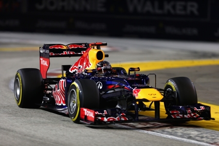 Sebastian Vettel y Jenson Button reciben la llamada de los comisarios