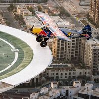 La última ida de olla de Red Bull: Aterrizar un avión en un helipuerto de 26 metros en lo alto del Burj Al Arab de Dubái
