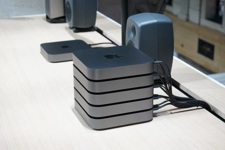 5 つの Mac mini を積み重ねた
