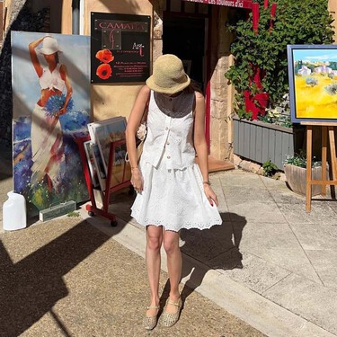 Estos nueve vestidos blancos de Zara son nuestros favoritos: disimulan barriga y sientan bien a todas las edades