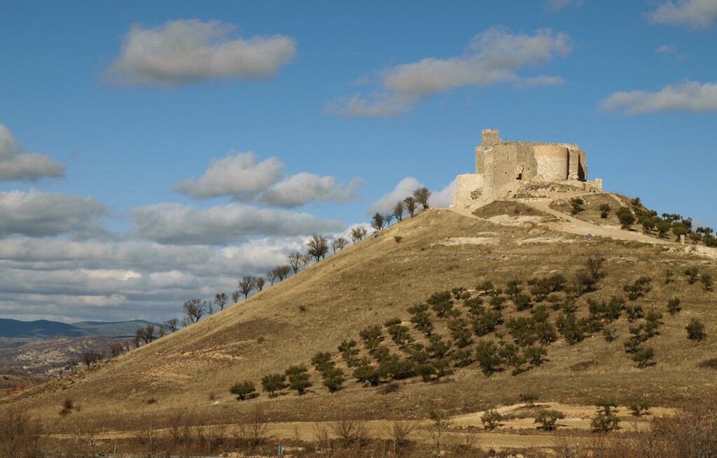 El pueblo menos conocido de Castilla- La Mancha en el que se come de maravilla y hacen un cabrito asado de especialidad, único en Guadalajara 