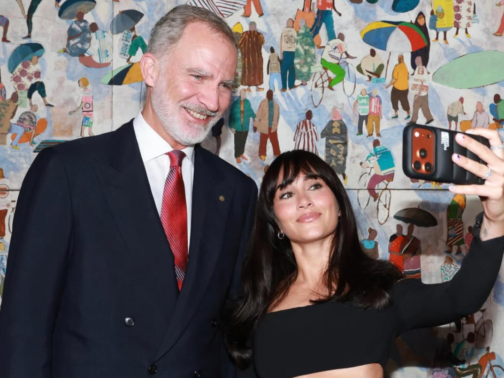 El error más común al hacer fotos con el iPhone 17. Hasta Aitana lo ha cometido en su selfie con el Rey 