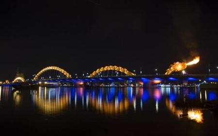 El Puente del Dragón en Da Nang, Vietnam