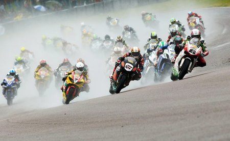 British Superbikes 2011: Alex Lowes revoluciona y Shakey Byrne apuesta por la regularidad