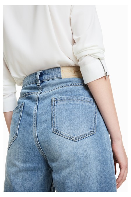 En Desigual tenemos estos vaqueros con parches por 69,96 euros y envío gratis