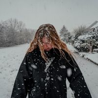 El Corte Inglés quiere deshacerse de su stock de rebajas y tiene gangas como esta chaqueta The North Face a mitad de precio 