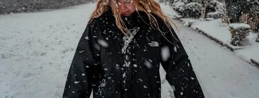 El Corte Inglés quiere deshacerse de su stock de rebajas y tiene gangas como esta chaqueta The North Face a mitad de precio 