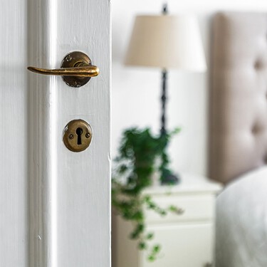 El viernes 13 llega a Lidl el organizador multiusos que transforma puertas en armarios sin taladros 