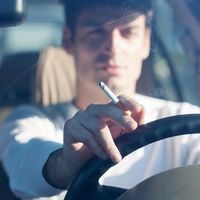 Cataluña prohibirá fumar en coches privados en 2020, medida que también se ha planteado recientemente Sanidad