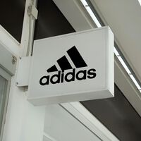 Adidas reta a Skechers con las zapatillas de la temporada pasada que se calzan sin manos y están rebajadas casi a mitad de precio