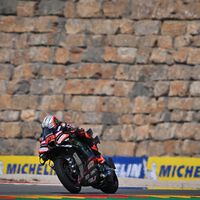 Marco Bezzecchi bate a los Márquez en su feudo y Johann Zarco se convierte en el gran héroe del viernes en Aragón 
