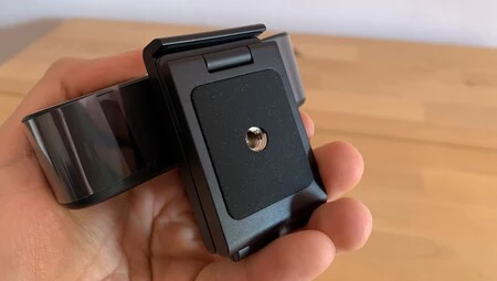 PowerConf C300 をモニターの上以外の場所で使用したい場合は、三脚にネジで固定できます。