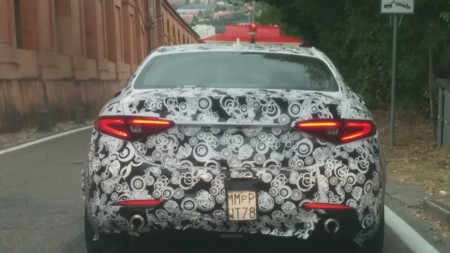 Un Alfa Giulia 'normalito' pillado con camuflaje
