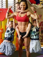 Otra mamá deportista siembra las críticas al mostrar sus fotos tras dar a luz a su tercer hija