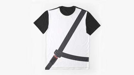 Esta camiseta con el cinturón pintado no te servirá para ahorrarte la multa: la DGT ya la conoce