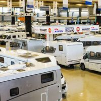 Alicante se convierte en un gigantesco concesionario de campers y autocaravanas en febrero. Y es el mejor sitio para comprar una camper más barata