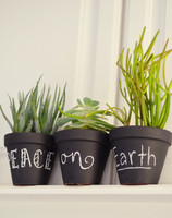 Día de la Madre: macetas con pintura de pizarra para escribirle un mensaje a mamá