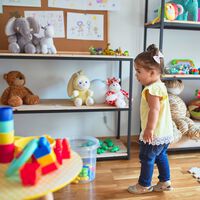 Cómo organizar un cuarto de juegos de estilo Montessori para estimular el aprendizaje del niño mientras se divierte