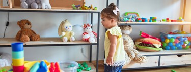 Cómo organizar un cuarto de juegos de estilo Montessori para estimular el aprendizaje del niño mientras se divierte
