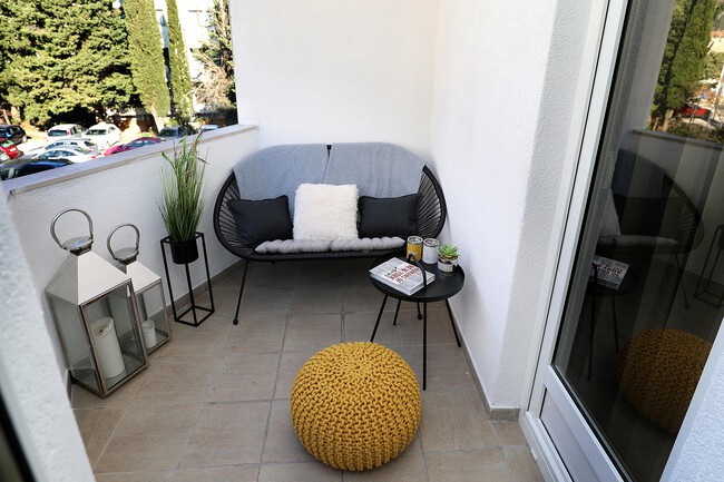 Balcony 4990666 1920