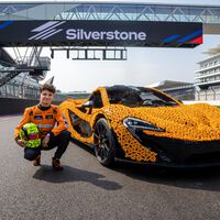 Esta increíble réplica del McLaren P1 de LEGO a tamaño real se puede conducir: el piloto de F1 Lando Norris la llevó hasta los 65 km/h en Silverstone