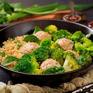 La fórmula infalible para cocinar una comida completa, saludable y rápida en una sola sartén con lo que tengas en casa 