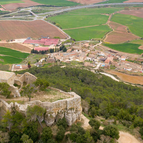 En pleno Camino de Santiago, este pueblo navarro presume de castillo, bodega y de tener uno de los mejores hoteles de la Zona Media 
