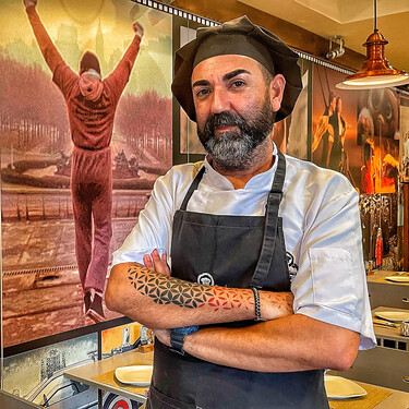 El bar de Conil donde puedes comerte una hamburguesa de cazón rodeado de estrellas de cine 