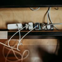 Tengo un cajón lleno de cables viejos para cargar el móvil y no pienso tirarlos nunca por lo útiles que son 