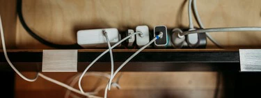 Tengo un cajón lleno de cables viejos para cargar el móvil y no pienso tirarlos nunca por lo útiles que son 