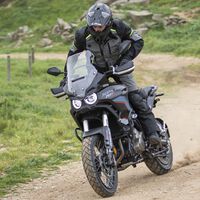 Esta trail española parece una Honda Africa Twin, pero es más potente que su predecesora, mejor equipada y 8.000 euros más barata