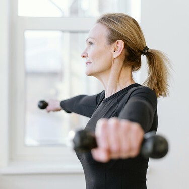 Andrea Raña, ginecóloga: "En la menopausia hay que hacer ejercicios de fuerza. El músculo protege al hueso". 