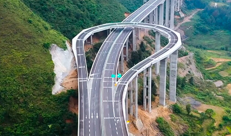 Este loquísimo cambio de sentido en una autopista china es tan efectivo como insólito