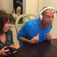 Curiosa forma de anunciarles a tus padres que van a ser abuelos: jugando al "reto del susurro"