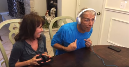 Curiosa forma de anunciarles a tus padres que van a ser abuelos: jugando al "reto del susurro"