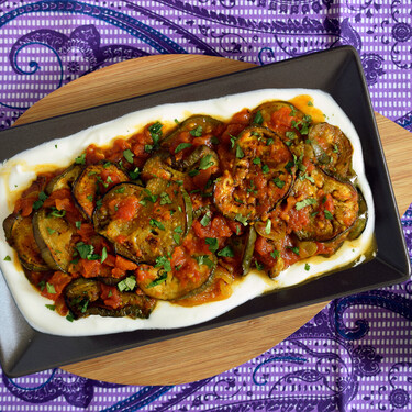 Los mejores amigos de la berenjena son el horno, el yogur griego y el tomate, y esta receta lo demuestra para cuidarte sin gastar 
