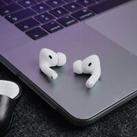 Los AirPods 4 y AirPods Pro 2 no volverán a ser iguales: con iOS 26 Apple te deja controlar la cámara de tu iPhone con los audífonos