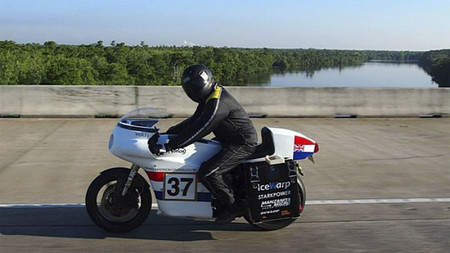 Atravesando Estados Unidos en moto eléctrica en algo más de tres días