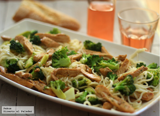 Noodles con brócoli y pollo, ideales para introducir más verdura en la dieta de nuestros hijos