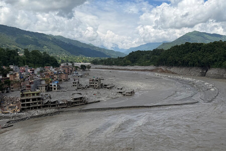 Tribhuvan Trishul depois da enchente