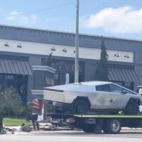Así queda un Nissan Sentra cuando choca contra una Tesla Cybertruck: parece que la pick-up ni lo sintió 
