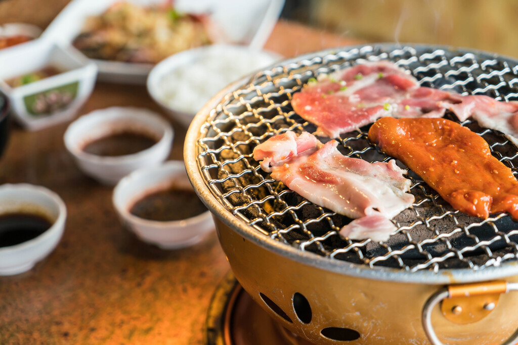 Parece un maletín pero es la barbacoa de sobremesa de Lidl con la que convertir nuestro balcón en un restaurante japonés