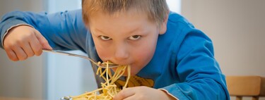 Mi hijo come con ansiedad y parece que nunca está saciado: el por qué y cómo evitarlo