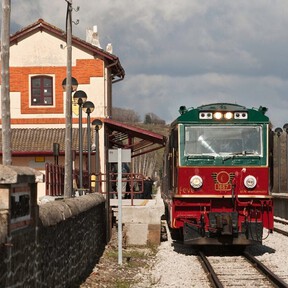 Viajar en tren ya no va de llegar a un destino: el Expreso de La Robla es la escapada "slow luxury" por 1.300 euros por persona