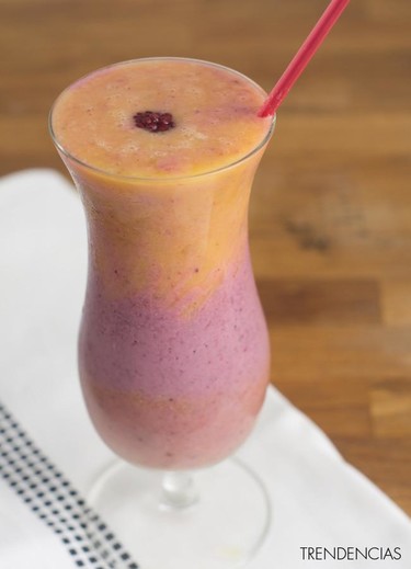 Smoothie de frutos rojos y mango. Receta