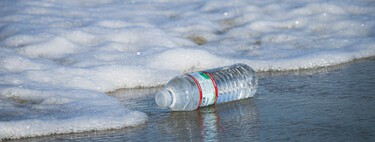 De las 280 muestras de agua embotellada que unos investigadores analizaron, solo una marca no contenía microplásticos