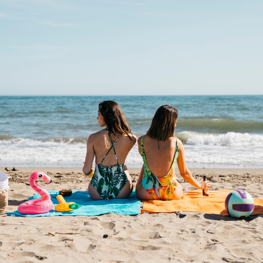 A medio camino entre un bolso de diseño y una mini nevera esta bolsa portaalimentos es ideal para la playa o la oficina